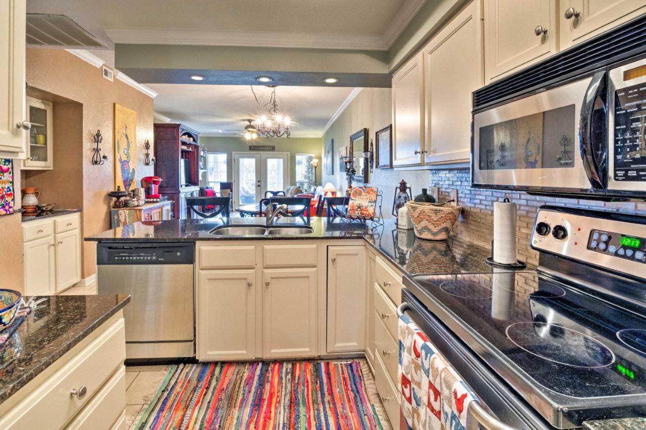Lakefront Lago Vista Condo With Resort Amenities! Exterior photo